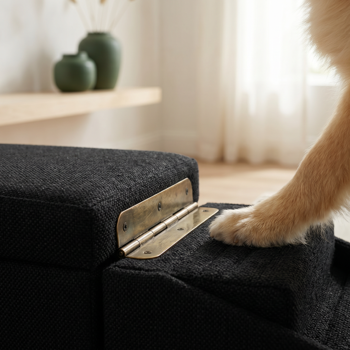 Nærbillede af messinghængsel på hundetrappen
